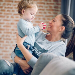 Nanny und Kind | © chika_milan - Fotolia.com #128049932