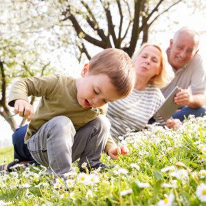 Kind mit Leihoma bzw. Opa | © PointImages - Fotolia.com #108064007