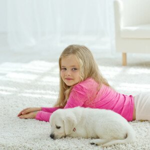 frohes Kind mit Hund | © nuzza11 - Fotolia.com #111417691 frohes Kind mit Hund | © nuzza11 - Fotolia.com #111417691
